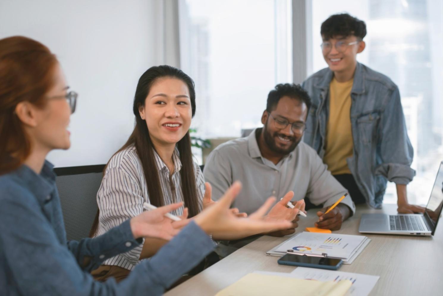 Étudiants travaillant sur des modèles financiers complexes