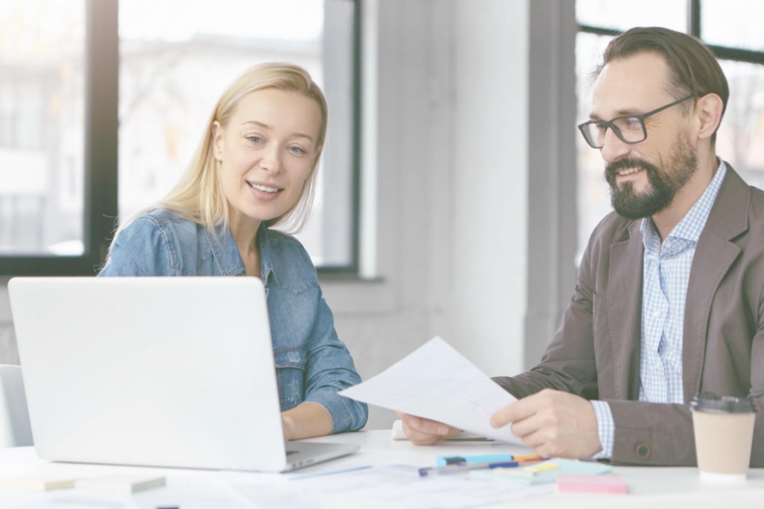 Équipe voralentiq travaillant sur des modèles financiers