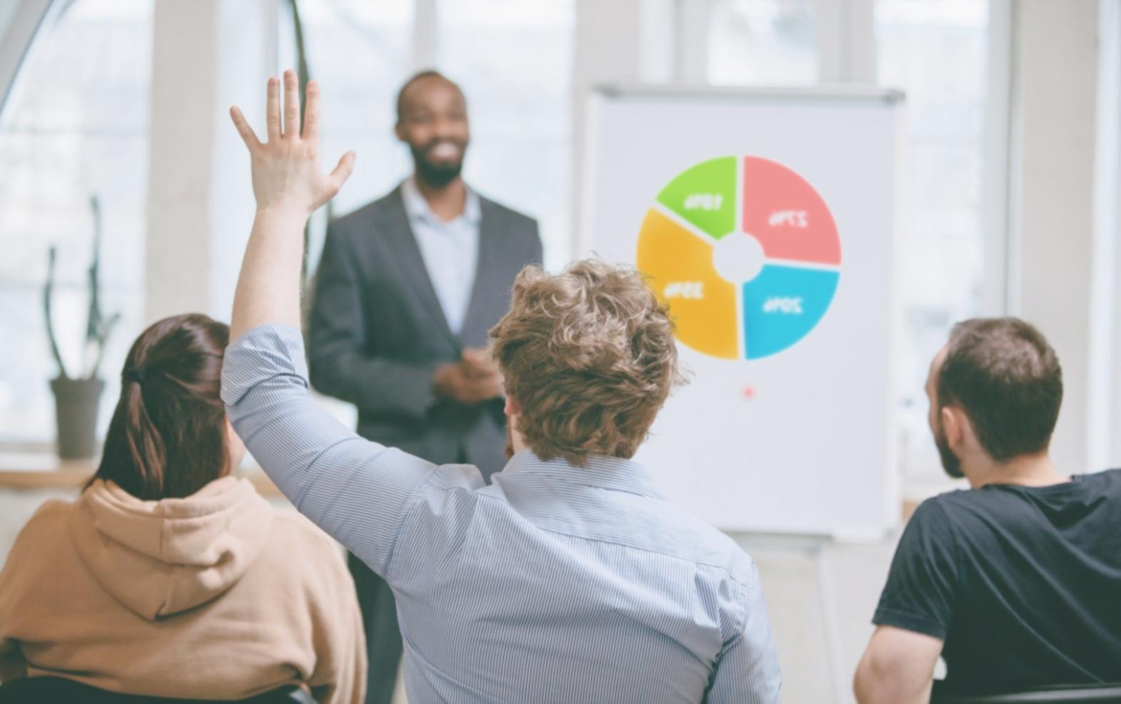 Workspace moderne avec outils d'analyse financière